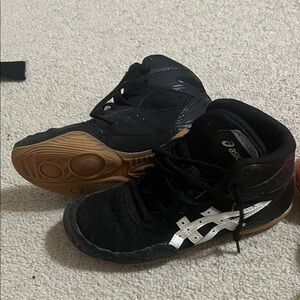 ASICS Black and White Wrestling Footwear sz 2.5 boys